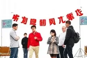 《玻璃灯塔》预告片配乐署名对比封面